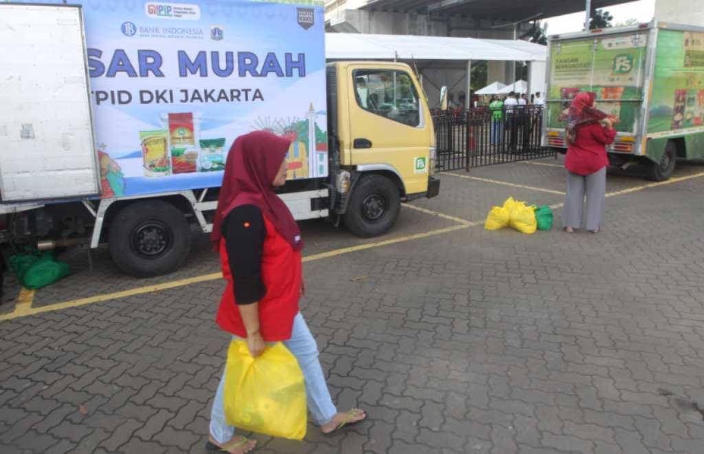 Bazar Ramadan Sembako Murah LRT Jakarta 2024 4