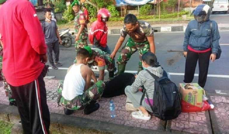 Beginilah Seharusnya Seorang Tentara, Aksi Sertu Suparto Begitu Heroik Langsung Robek PDL Loreng untuk Hentikan Pendarahan Korban Lakalalin