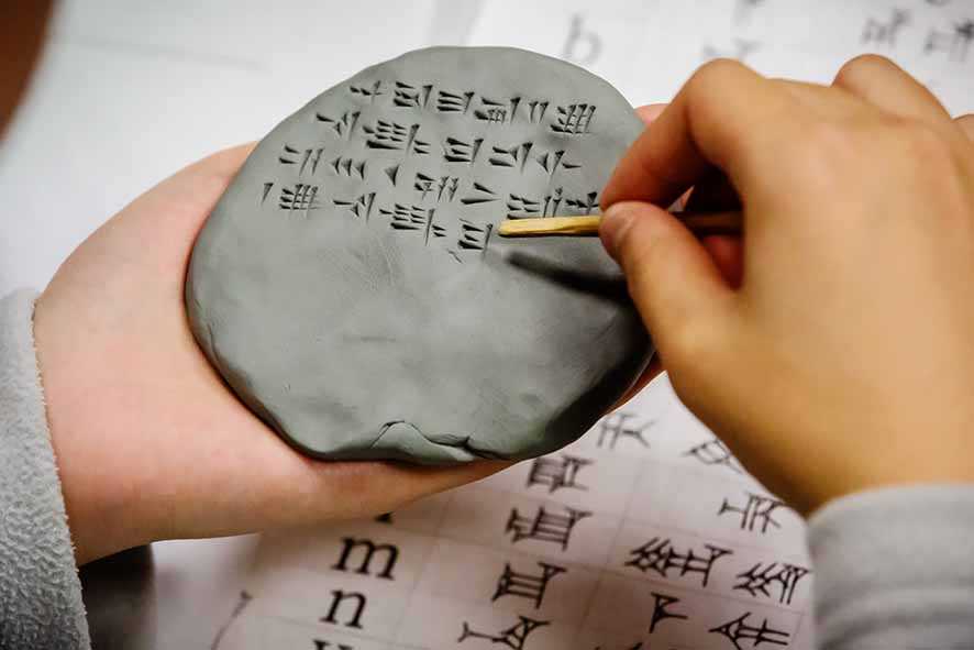 Belajar Bahasa Kuno dengan Metode aktif