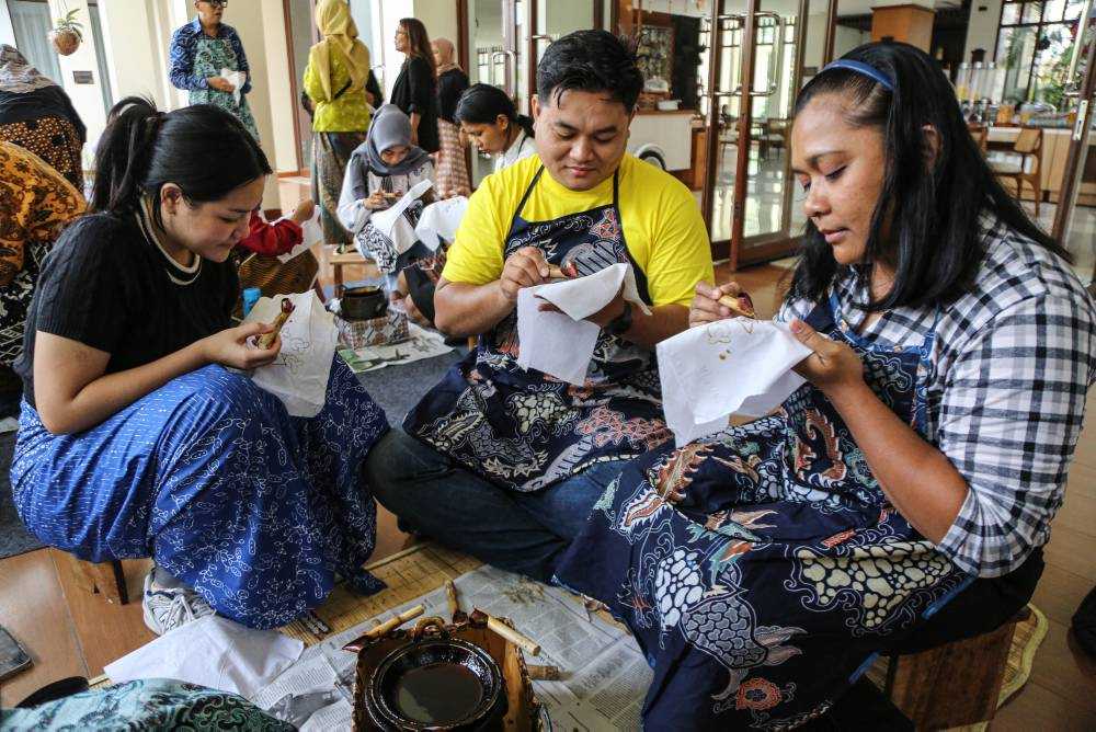 Belajar membatik bersama desainer