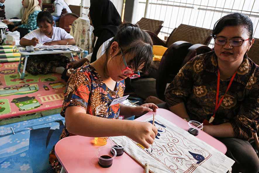 Belajar Membatik Bersama Sahabat 'Down Syndrome' di Semarang