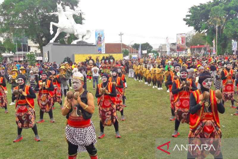 Belasan Ribu Orang Menari Meriahkan HUT Bhayangkara di Magelang