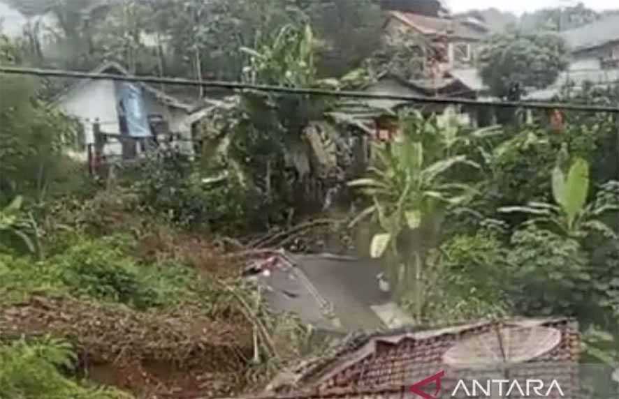 Belasan Rumah di Sukabumi Rusak akibat Tanah Longsor