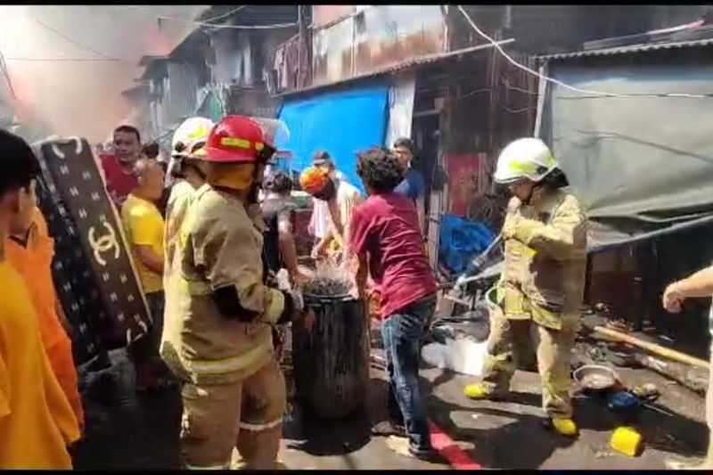 Belasan Unit Pemadam Tangani Kebakaran Puluhan Rumah di Jakut