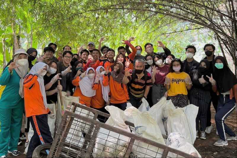 BEM UI Bersih-bersih Sungai Ciliwung