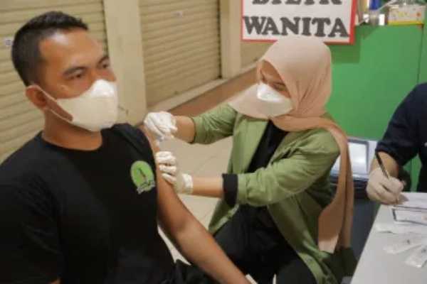 BEM UPNVJ Gelar Vaksinasi Merdeka di Pasar Segar Cinere