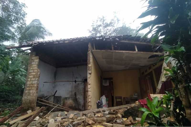 Bencana Datang Bertubi-tubu di Sukabumi, Rumah Warga Ambruk Diterjang Angin Puting Beliung