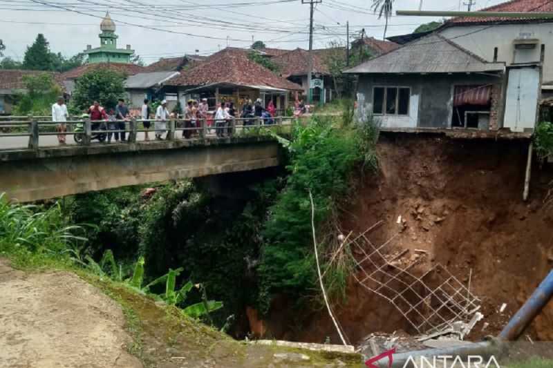 Bencana Hujan Lebat, Delapan Rumah di Sukabumi Rusak Akibat Tergerus Tanah Longsor