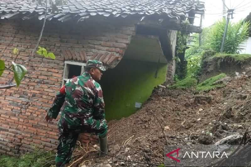 Bencana Longsor di Kabupaten Sukabumi Rusak Rumah dan Tutup Akses Jalan