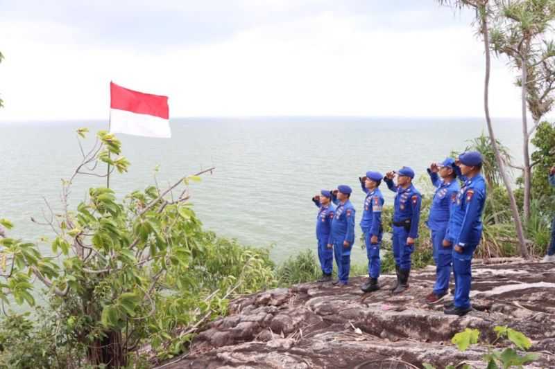 Bendera Merah Putih Berkibar di Pulau Terluar Indonesia