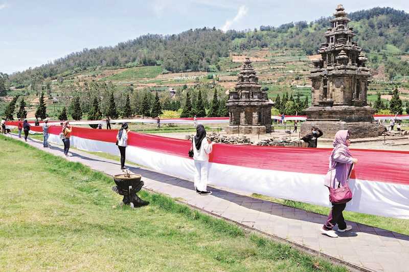 Bentangkan Bendera Merah Putih Koran