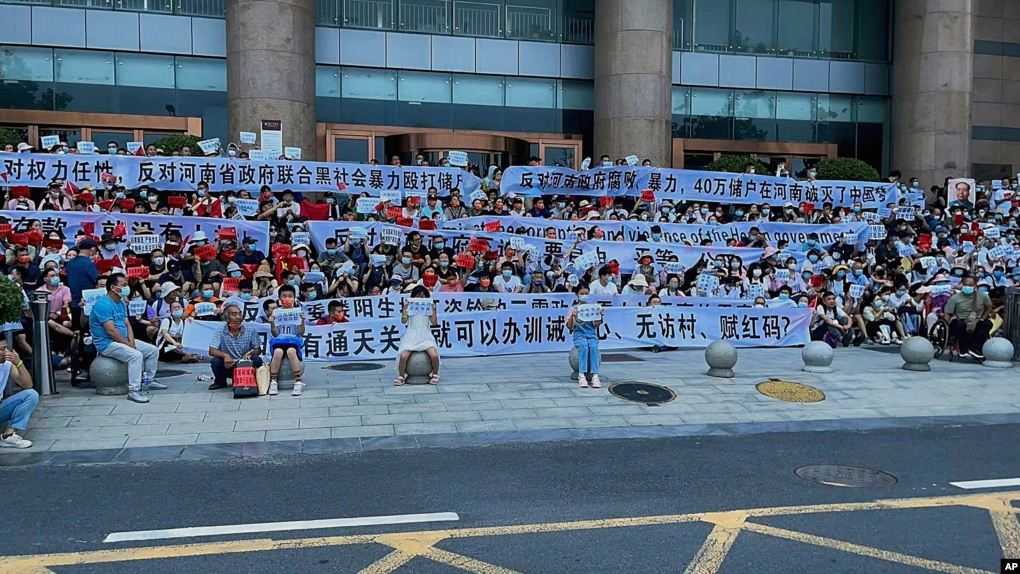 Bentrokan di Zhengzhou, Ratusan Nasabah Berdemo Tuntut Dana Deposito Mereka yang Dibekukan Tanpa Alasan Jelas