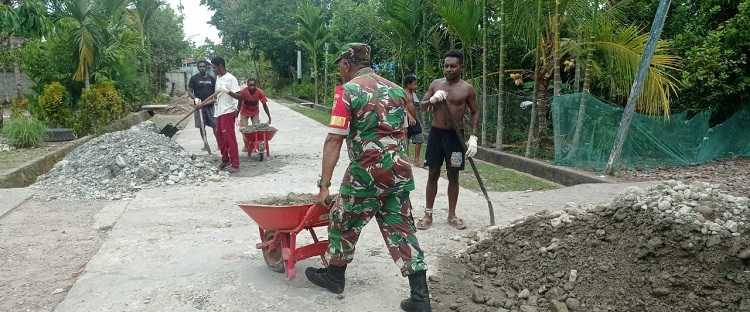 Bentuk Kepedulian, Babinsa di Timika Bantu Warga Timbun Halaman Rumah