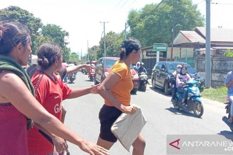 Berbondong-bondong, Puluhan Ribu Warga Sikka Tinggalkan Rumah Hindari Tsunami