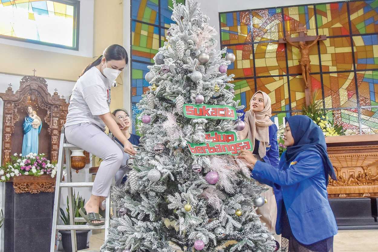 BERGOTONG ROYONG JELANG PERAYAAN NATAL