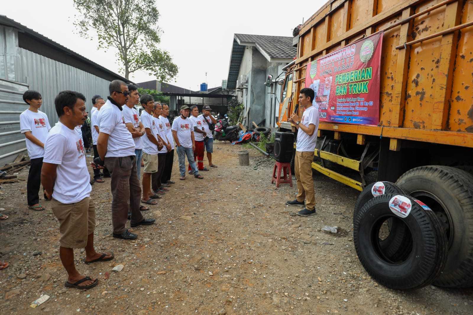 Beri Bantuan Ban, KST Dukung Ganjar Gencarkan Sosialisasi Keselamatan Berkendara bagi Sopir di Bogor 4