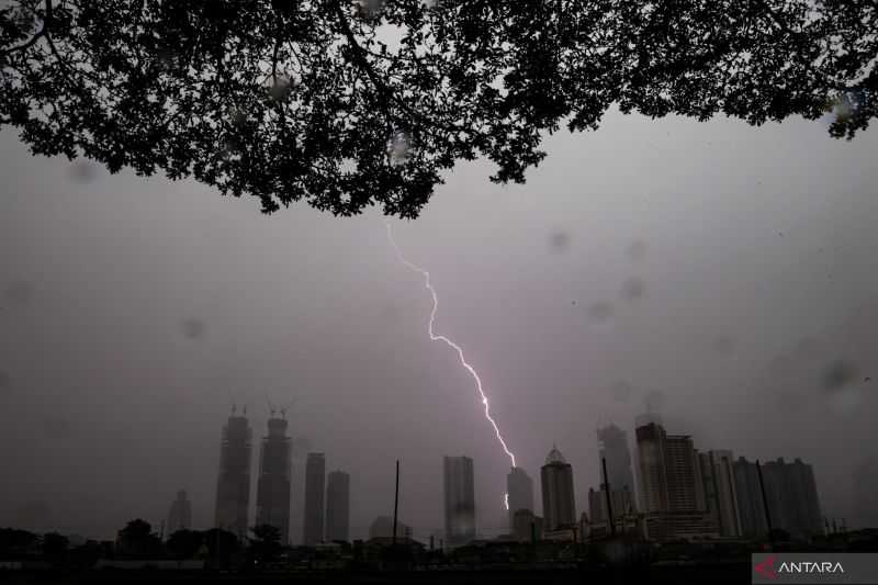 Berita Buruk Semoga Tidak Banjir, Cuaca DKI Jakarta Sabtu Waspadai Hujan Deras Angin Kencang Disertai Petir