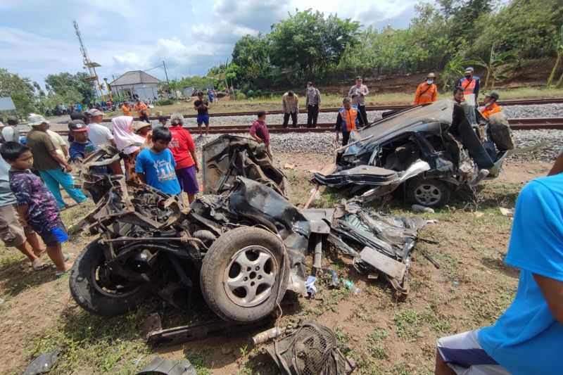 Berita Duka, Mobil Tertabrak Kereta Akibatkan Dua Tewas