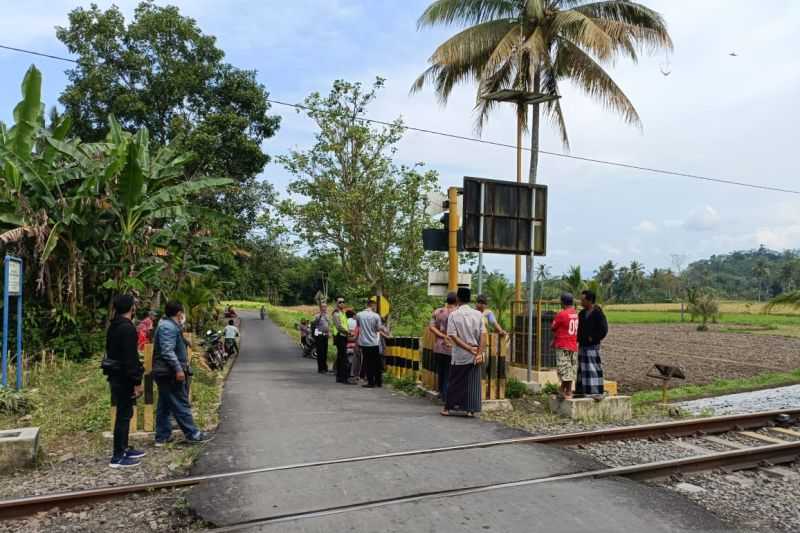 Berita Duka yang Mengagetkan, Tiga Korban Meninggal Setelah Motornya Tertabrak Kereta Api di Jember