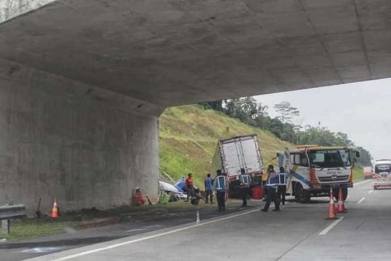 Berita Duka yang Mengenaskan, Dua Tewas Dalam Kecelakaan Truk di Tol Semarang Solo