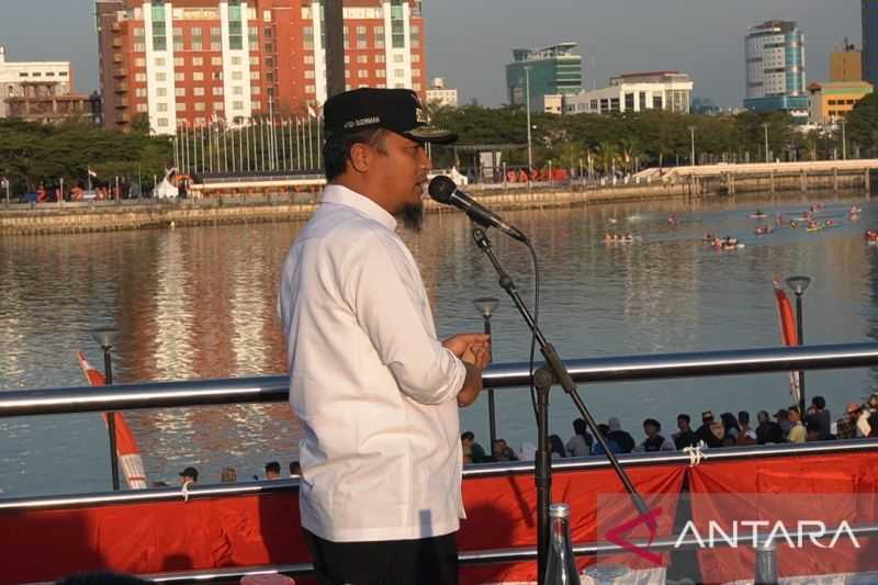 Berita Gembira, Gubernur Sulsel Serahkan Bantuan Kapal untuk Pemulihan Ekonomi Nelayan