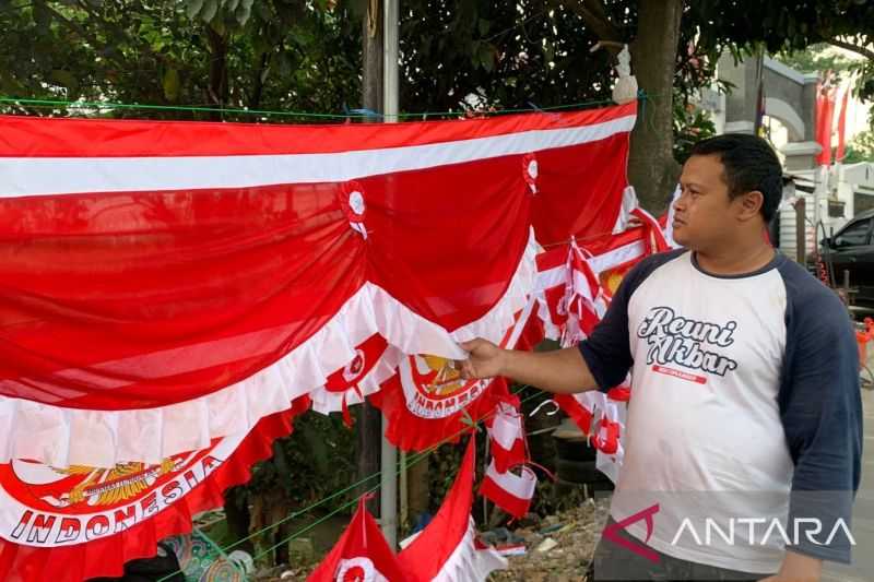 Berita Gembira, Pedagang Bendera di Cianjur Raup Keuntungan Rp300 Ribu Per Hari