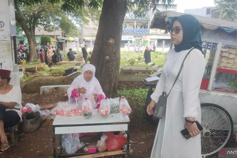 Berkah Idul Fitri, Pedagang Bunga di TPU Grogol Kemanggisan Raup Omzet Rp1 Juta Sehari