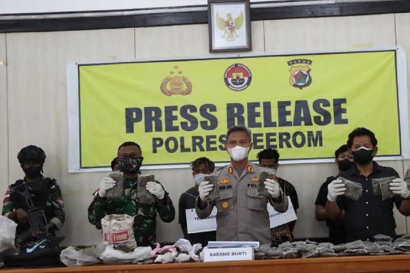 Berkat Kejelian Anggota Satgas, Dua Warga Ini Ditangkap dengan 7,2 Kg Ganja yang Akan Diedarkan di Jayapura