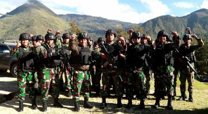 Berompi Anti Peluru dan Tenteng Senapan Serbu, Jenderal Bintang Dua Datangi Anak Buahnya di Papua