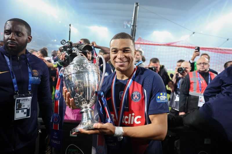 Berpisah, Mbappe Persembahkan Trofi Coupe de France untuk PSG
