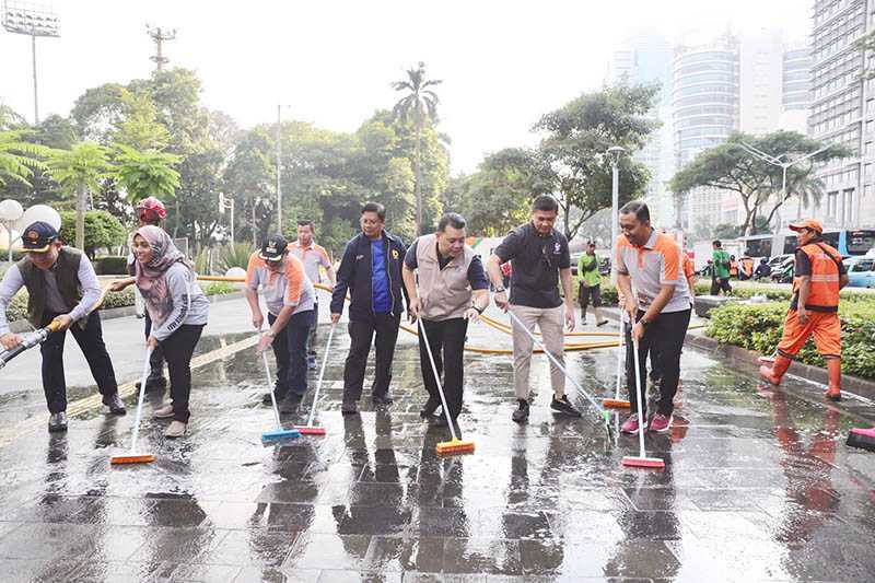 Bersihkan Jalan Sudirman