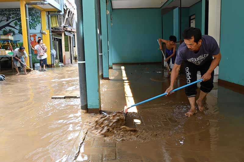 Bersihkan Lumpur Akibat Banjir