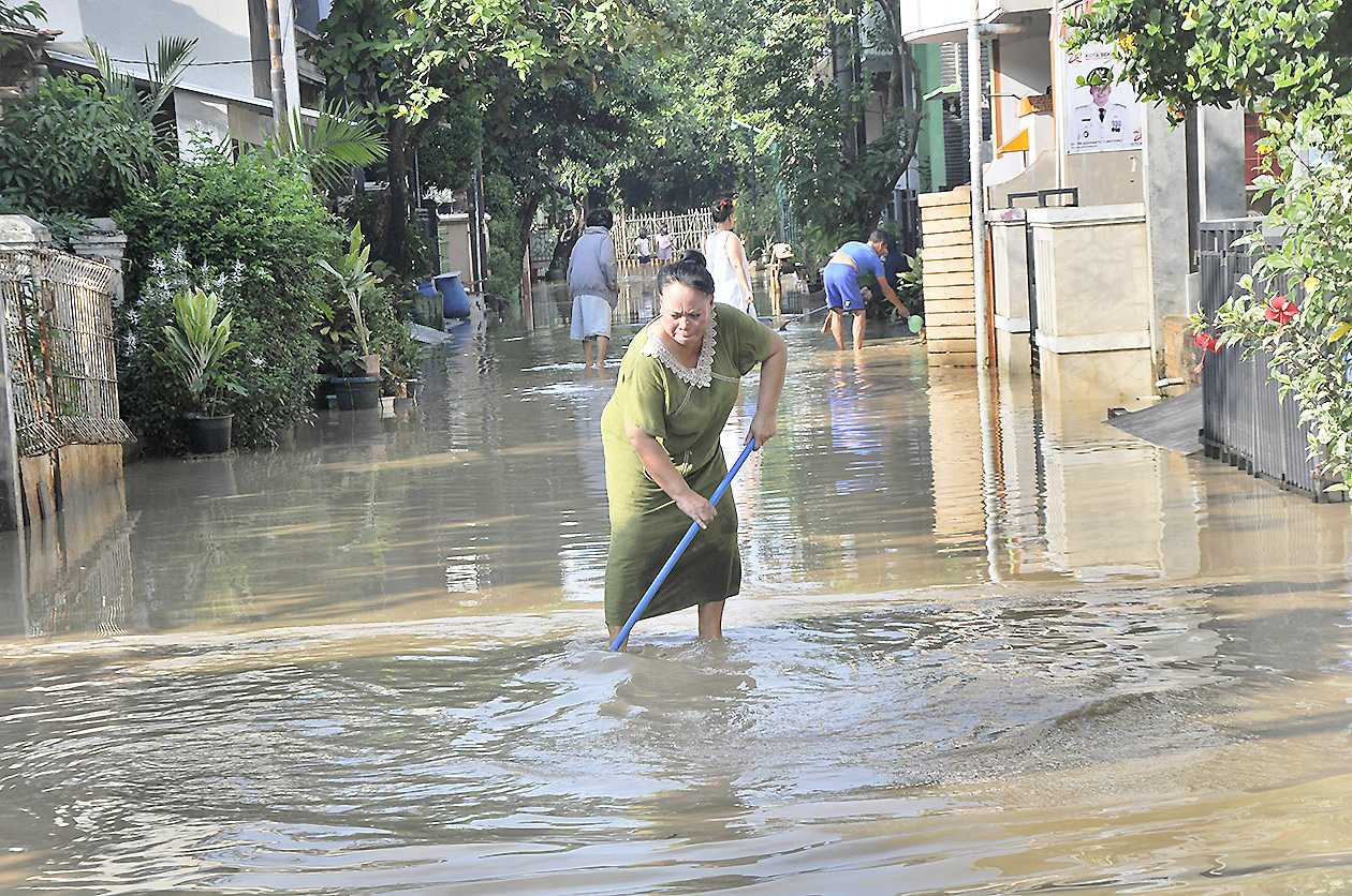 Bersihkan Lumpur Usai Banjir
