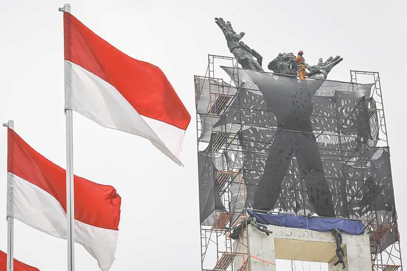 Bersihkan Monumen Pembebasan Irian Barat