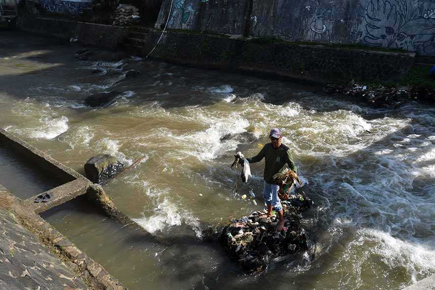Bersihkan Sampah di Sungai Ciliwung
