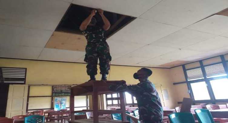 Betapa Terharunya Kepala Sekolah dan Guru SD di Entikong, Prajurit TNI Mau Turun Tangan Membantunya
