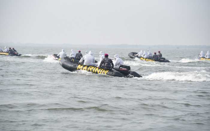 Bikin Bangga, Prajurit Marinir Rela Terjang Ombak dengan Perahu Karet demi Bisa Memvaksinasi Warga