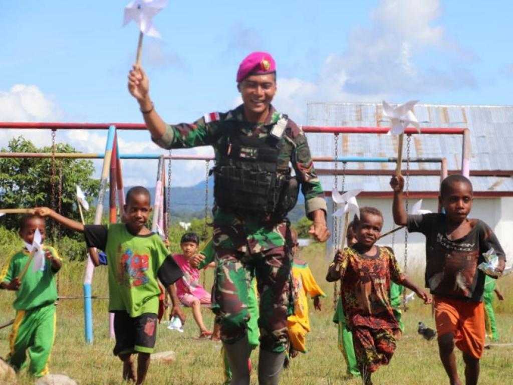 Bikin Trenyuh Saat Marinir Bawa Mobil Pintar untuk Anak SD di Pedalaman Papua: Senyum Anak-anak Papua adalah Kebahagiaan Indonesia