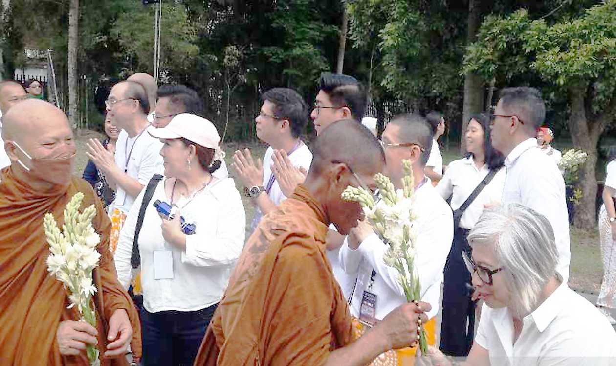 Biksu Thudong Lakukan Puja Bakti dan Pradaksina di Borobudur