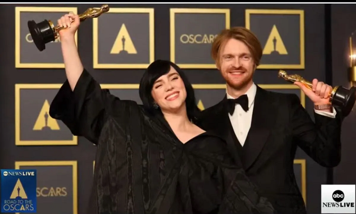 Billie Eilish Suguhkan Pertunjukan Menyentuh Hati di Ajang Oscar 2024