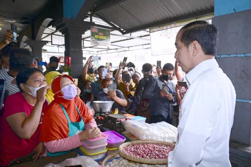 Blusukan Lagi, Jokowi Cek Harga Bahan Pokok di Pasar Colomadu Karanganyar