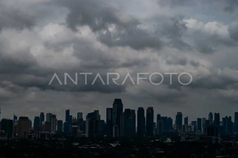 BMKG: Cuaca Jakarta Senin Pagi Berawan, Malam Hujan Ringan
