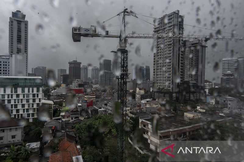 BMKG: Hujan Disertai Angin Melanda Jakarta Timur pada Selasa Malam