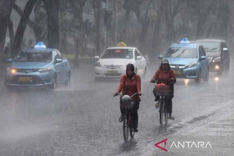 BMKG: Hujan Lebat Disertai Petir Diperkirakan Akan Landa Sejumlah Kota Besar