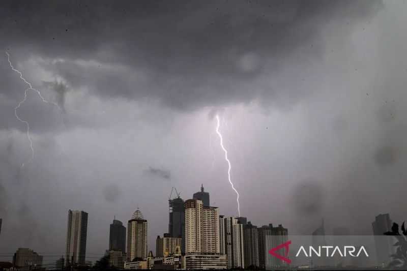 BMKG Ingatkan Jakarta Diguyur Hujan Disertai Petir pada Jumat Malam