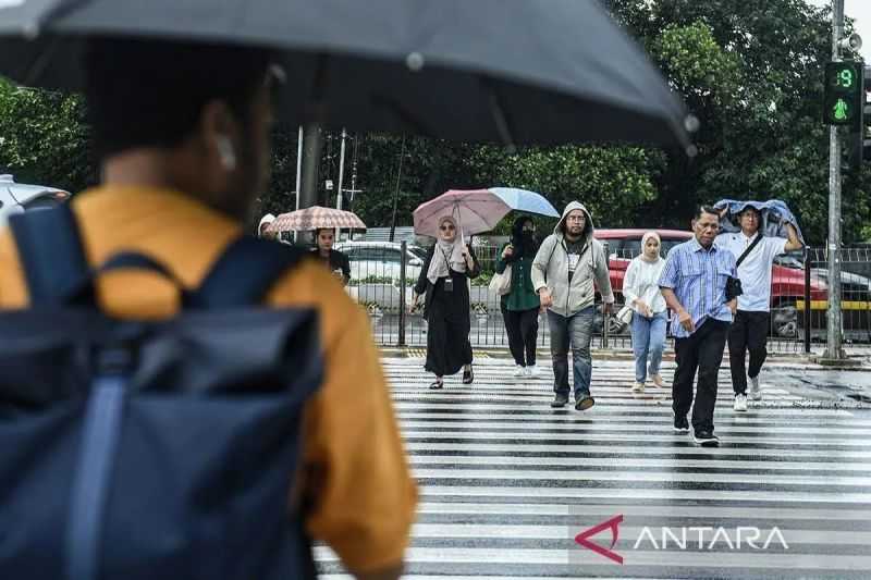 BMKG Ingatkan Sebagian Jakarta Diperkirakan Hujan pada Minggu sore hingga Malam