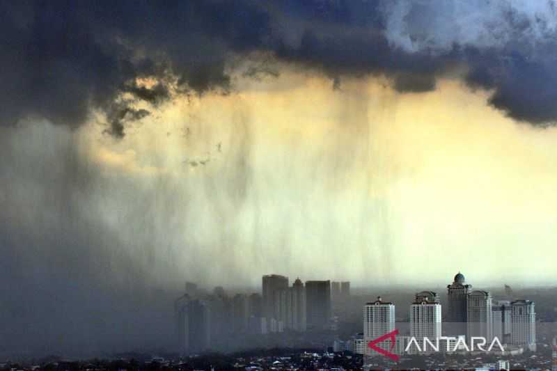 BMKG Ingatkan Warga agar Waspadai Hujan Angin dan Petir di Sejumlah Wilayah Jakarta Pada Siang