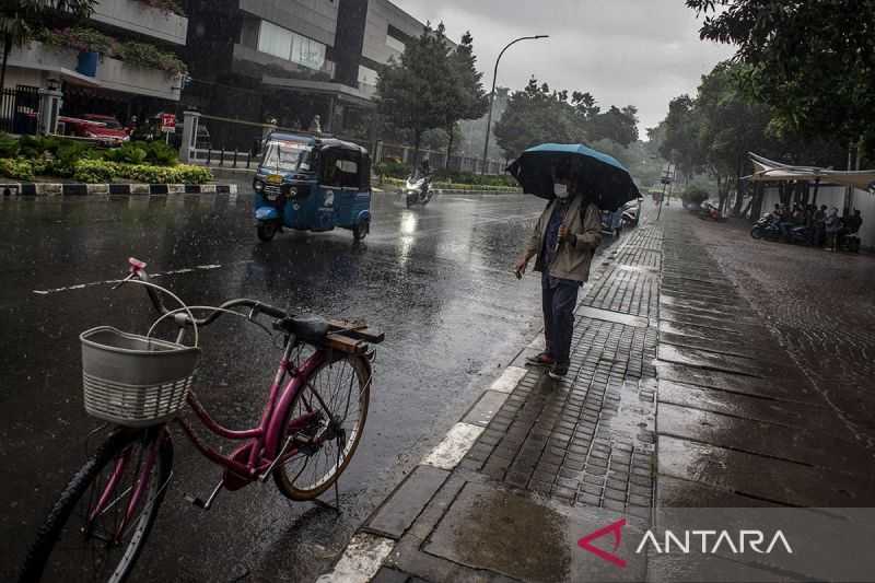 BMKG Ingatkan Warga agar Waspadai Hujan Disertai Petir dan Angin di Sejumlah Wilayah Jakarta
