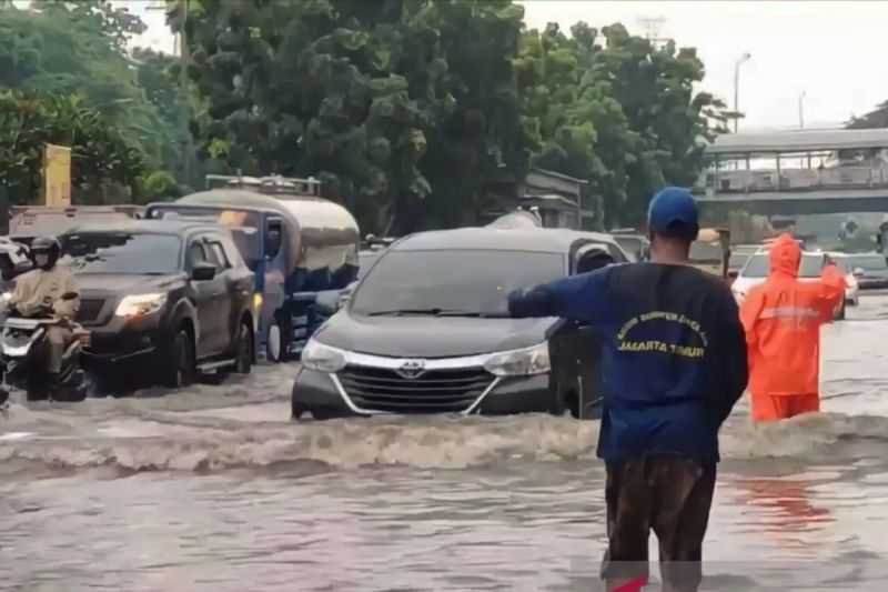 BMKG Ingatkan Warga untuk Waspadai Hujan Sedang Hingga Petir Selasa