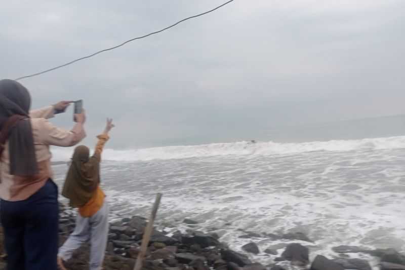 BMKG Ingatkan Warga Waspadai Gelombang 4 Meter di Perairan Banten